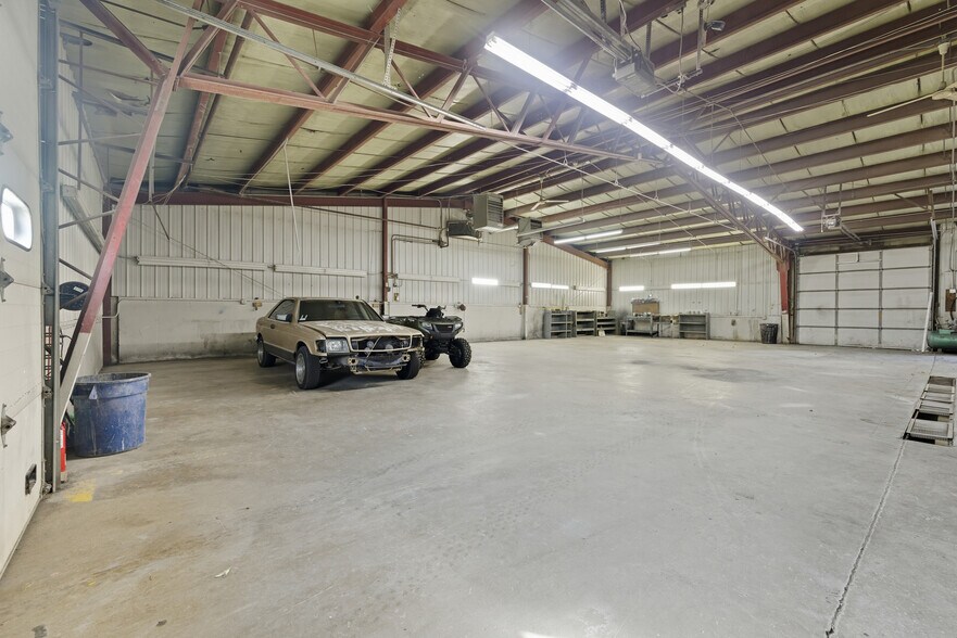 More Photos Of 801 W Grant Hwy, Marengo Showroom For Lease