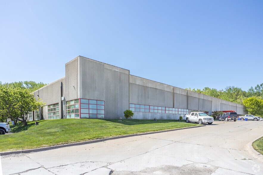 Primary Photo Of 1202 Thomas Beck Rd, Des Moines Flex For Lease