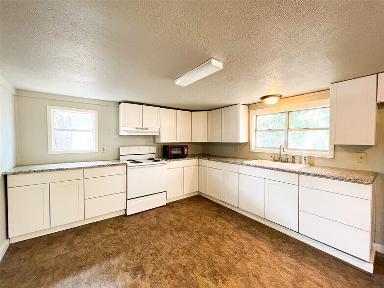 More Photos Of 1425 W Groesbeck St, Stephenville Apartments For Sale