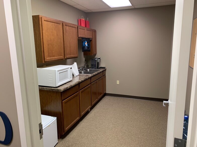 More Photos Of 1001 N Hickory Rd, South Bend Office For Lease