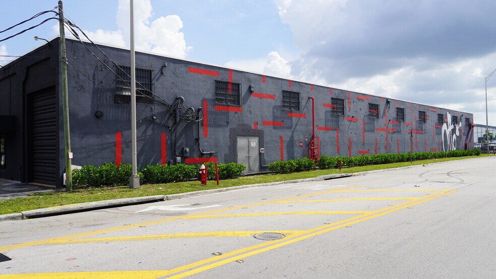 More Photos Of 7445 W 4th Ave, Hialeah Showroom For Sale