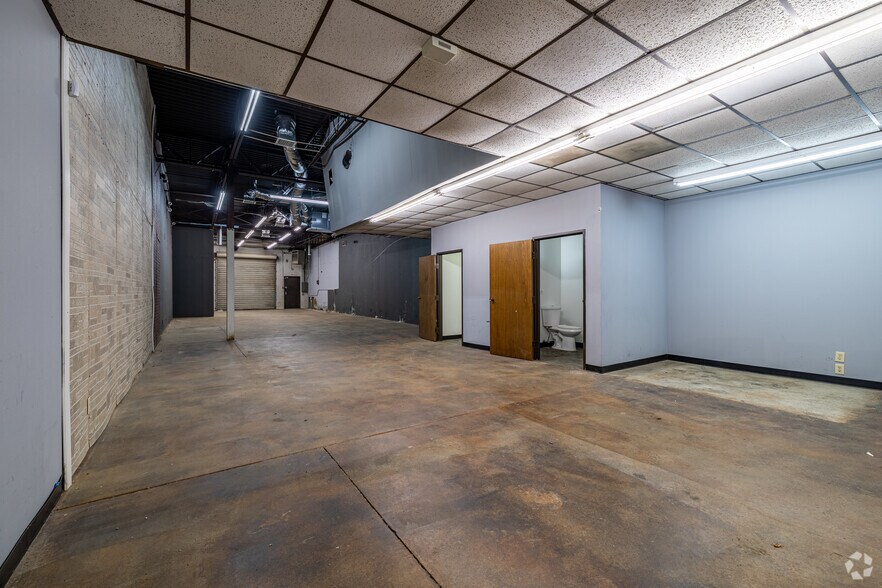 More Photos Of 325 Gold St, Garland Warehouse For Lease