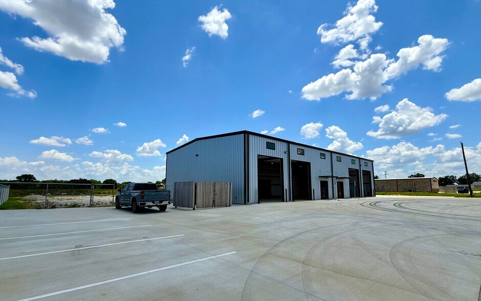 More Photos Of 142 Boyd Business Pky, Boyd Flex For Lease