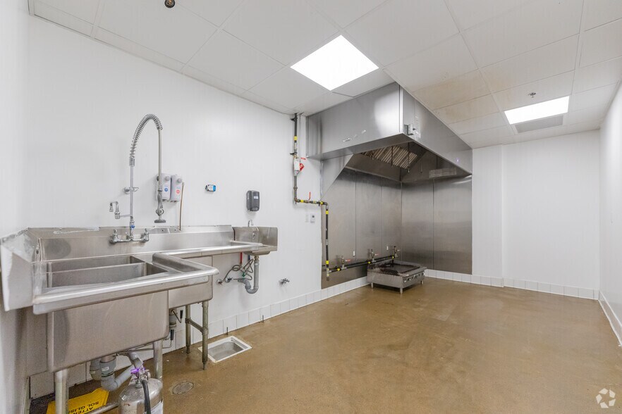 More Photos Of 545 Keele St, Toronto Warehouse For Lease