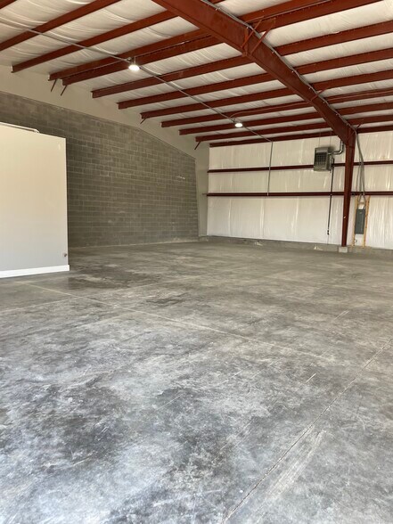 More Photos Of 3038 Elizabeth St, Nicholasville Light Distribution For Lease