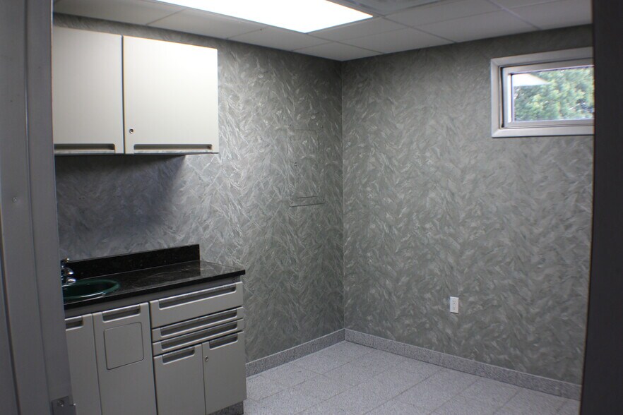 More Photos Of 1637 N Eastman Rd, Kingsport Office For Lease
