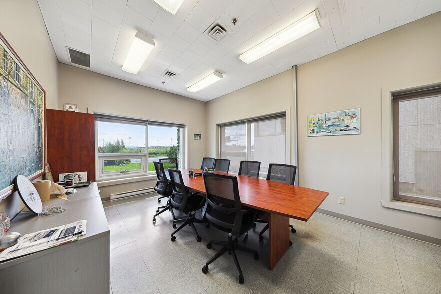 More Photos Of 1425 Boul Pitfield, Saint-Laurent Warehouse For Sale