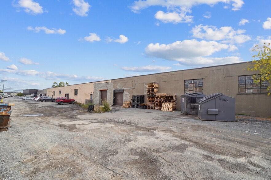 More Photos Of 9820 Boul Ray-Lawson, Montréal Warehouse For Sale