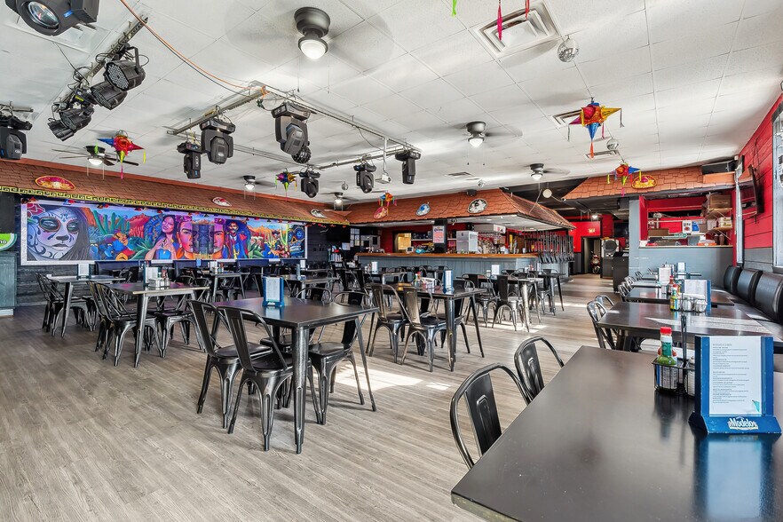 More Photos Of 900 Oak St, Pittston Showroom For Sale