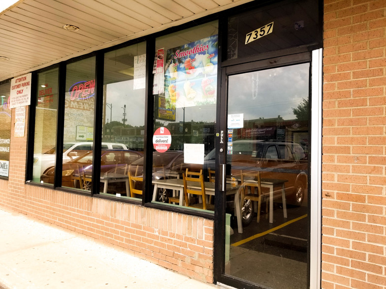 Primary Photo Of 7355-7365 N Clark St, Chicago Restaurant For Sale