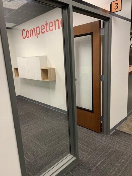 More Photos Of 2540 W Pennway St, Kansas City Flex For Lease