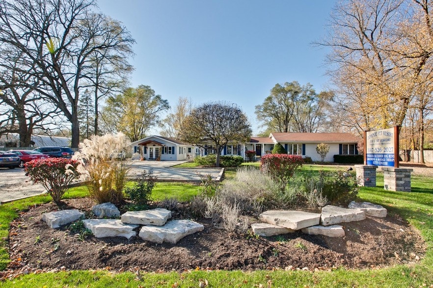 More Photos Of 4403 S Roberts Rd, Island Lake Veterinarian Kennel For Sale