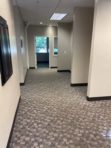 More Photos Of 300 NE Gilman Blvd, Issaquah Office For Sale