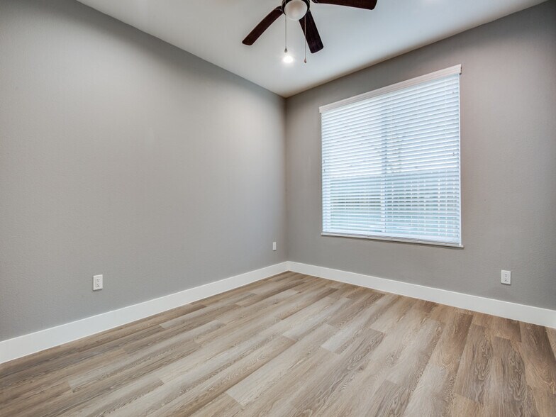 More Photos Of 1100 Us-90 Hwy W, Sealy Apartments For Sale