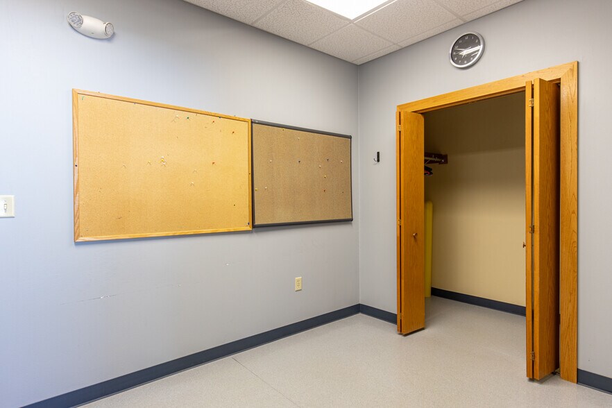 More Photos Of 927 E Main St, Winneconne Office For Sale