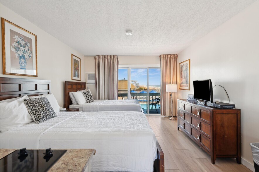 More Photos Of 84 S Emerson Ave, Montauk Hotel For Sale