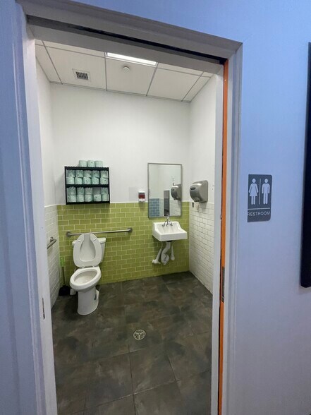 More Photos Of 2246 3rd Ave, New York Storefront Retail Office For Lease