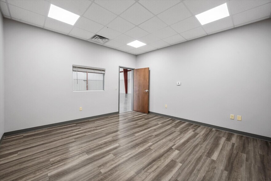 More Photos Of 219 Enterprise Ct, Shelbyville Warehouse For Lease