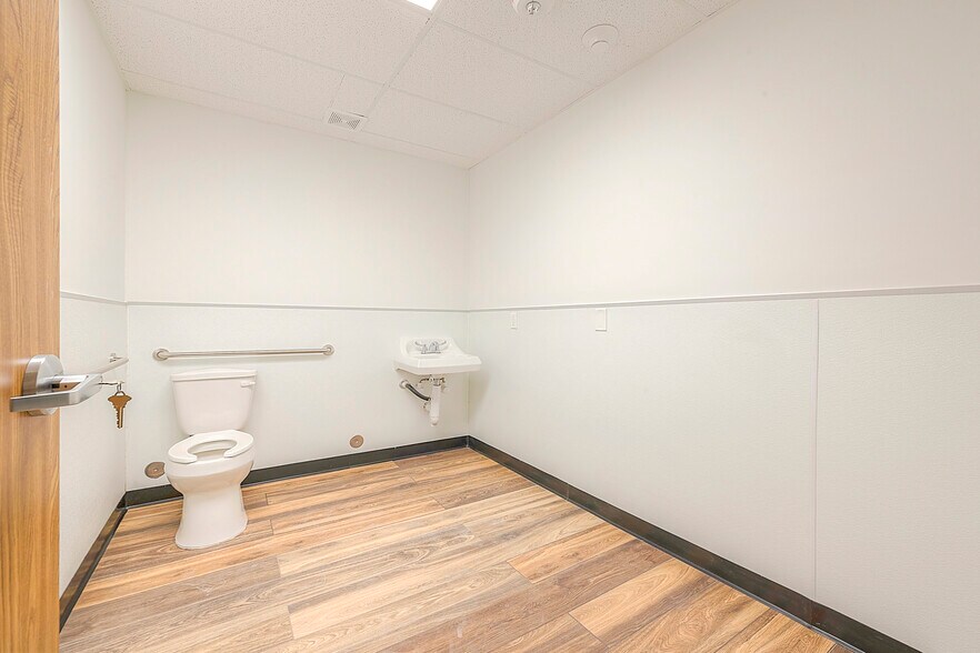 More Photos Of 22820 Hufsmith Kohrville Rd, Tomball Industrial For Sale