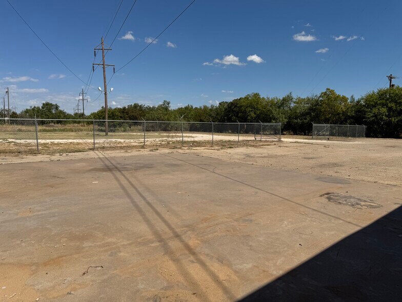 More Photos Of 2301 Oak St, Abilene Unknown For Lease