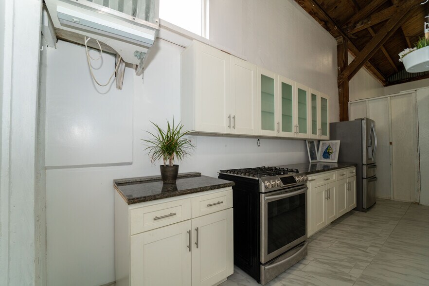 More Photos Of 5838 Woodlawn Ave, Los Angeles Auto Repair For Sale