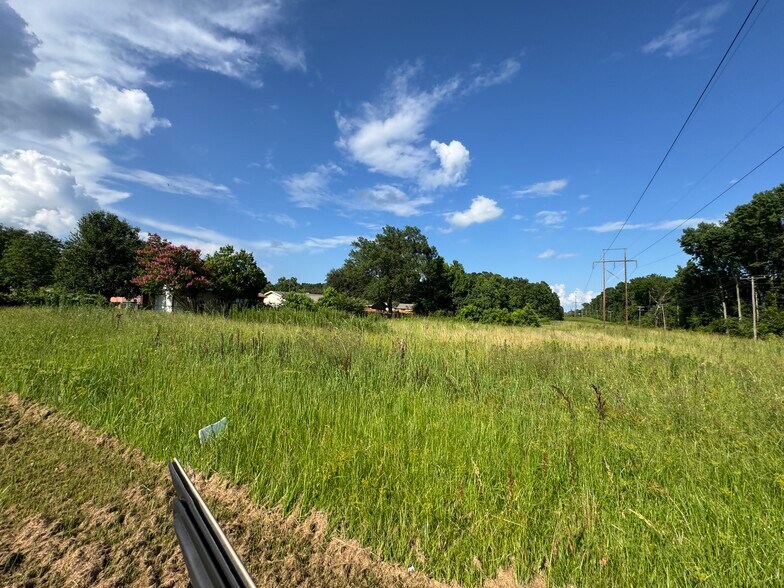 More Photos Of 1900 Crockett Rd, Palestine Storefront For Sale