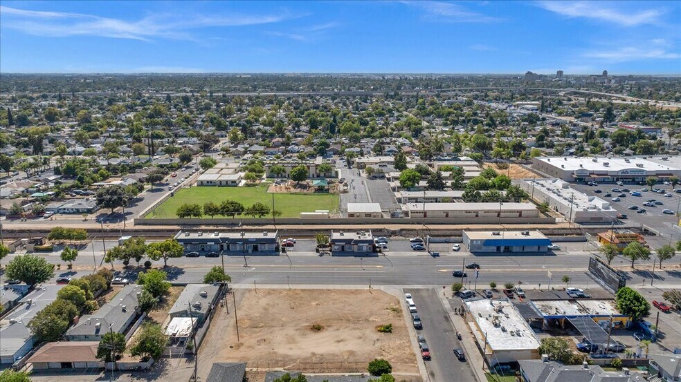 More Photos Of 3298 E McKinley Ave, Fresno Freestanding For Lease