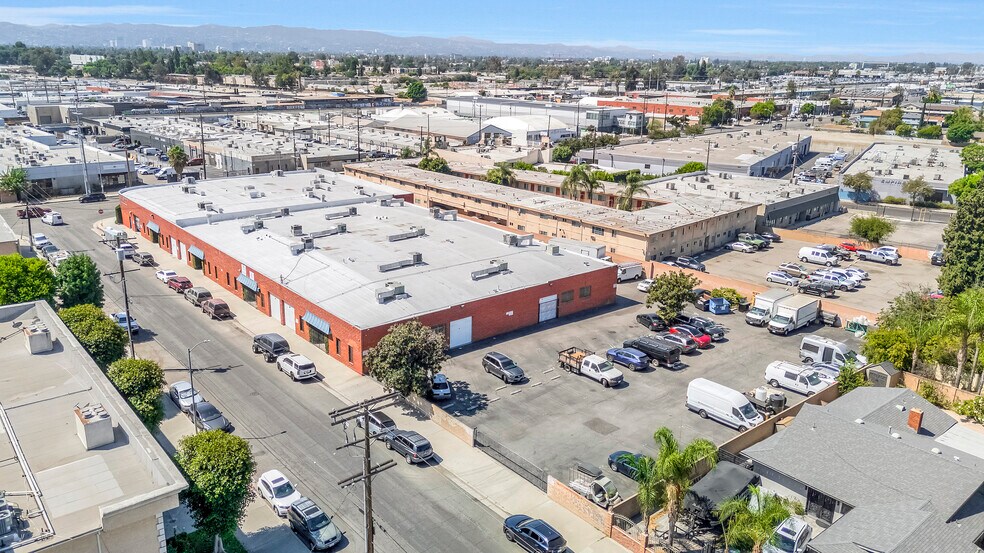 More Photos Of 13333-13345 Saticoy St, North Hollywood Warehouse For Lease