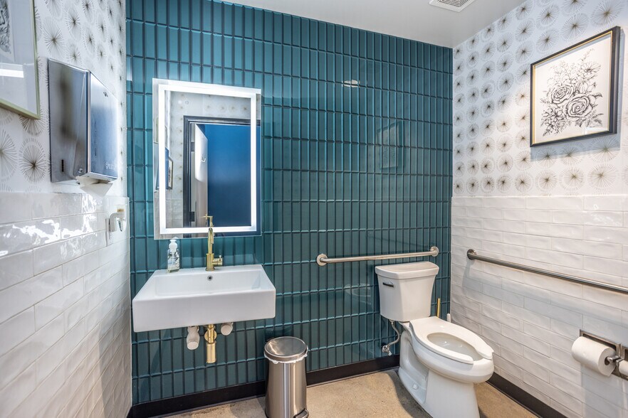 More Photos Of 211 N Weaver St, Gainesville Flex For Sale