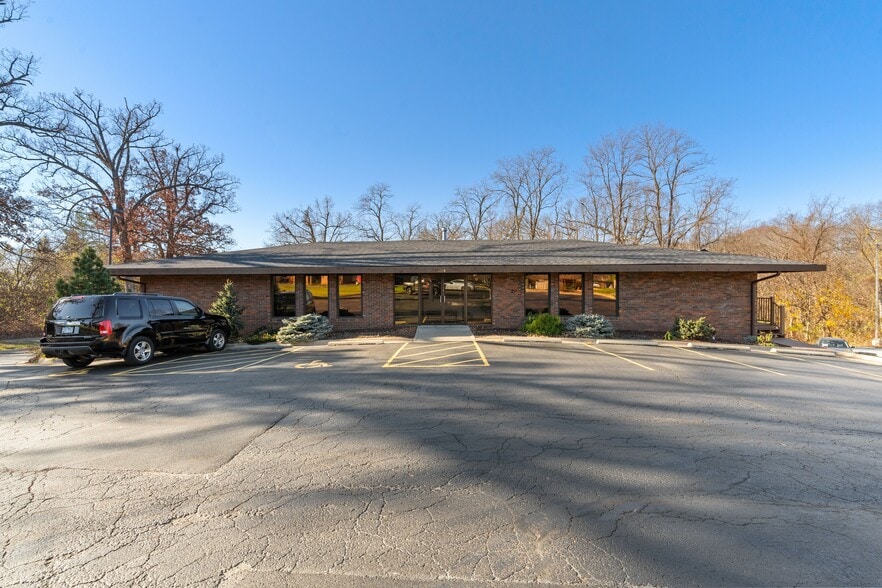 Primary Photo Of 604 35th Ave, Moline Medical For Lease