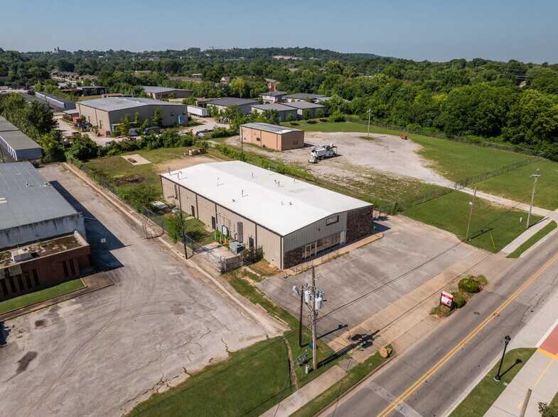 More Photos Of 535 W Poplar St, Fayetteville Warehouse For Lease