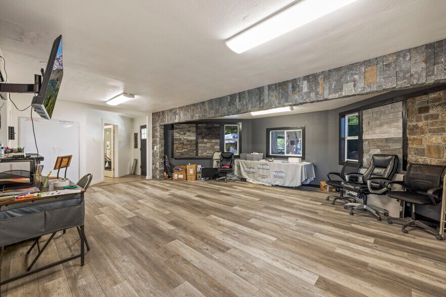 More Photos Of 1827 W Valley Hwy E, Sumner Contractor Storage Yard For Sale