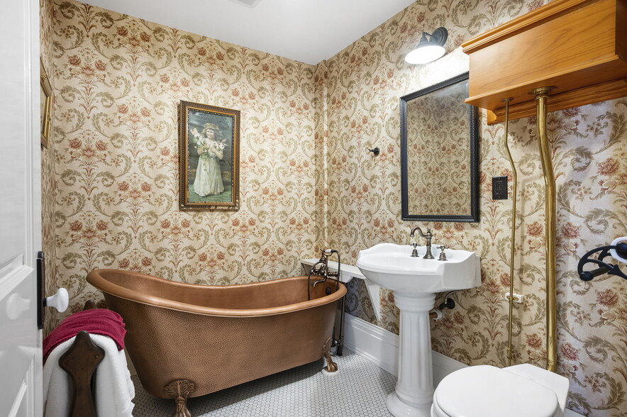 More Photos Of 403 E Adams St, Sandusky Hospitality For Sale