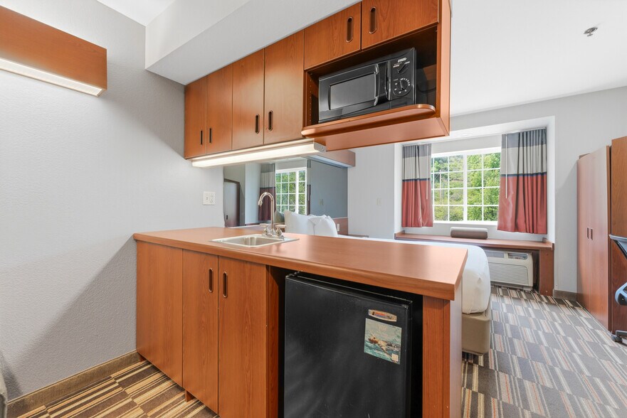 More Photos Of 15 Lawless Rd, Morgantown Hotel For Sale