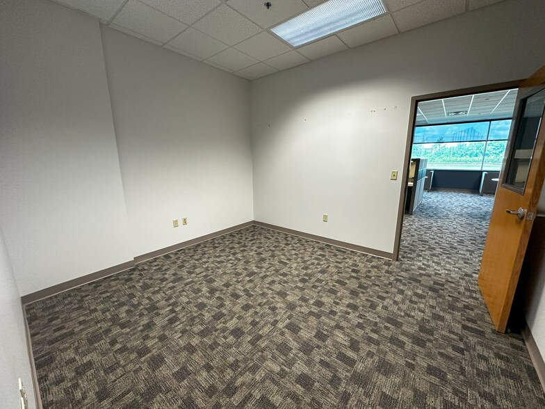 More Photos Of 6037 Schumacher Park Dr, West Chester Light Distribution For Lease