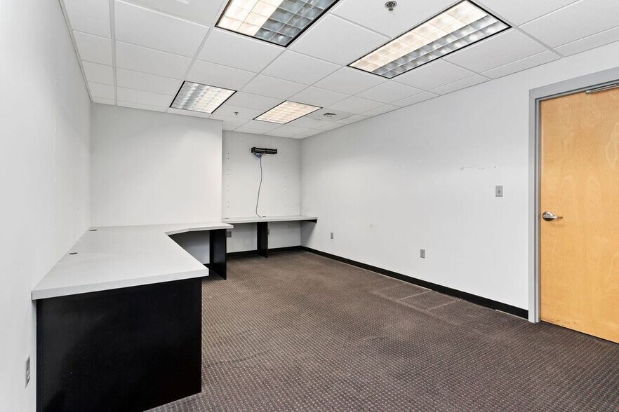 More Photos Of 1514 Commerce Ave, Carlisle Light Distribution For Lease