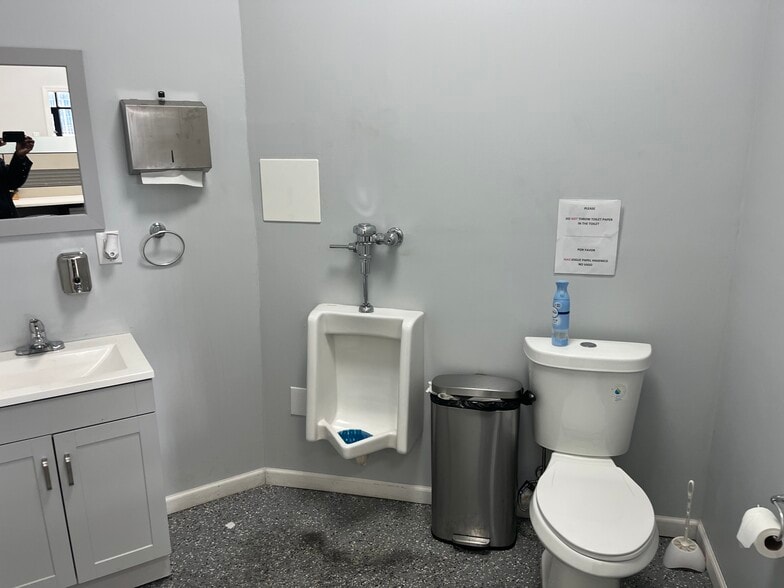 More Photos Of 454 Jefferson St, Newark General Retail For Lease