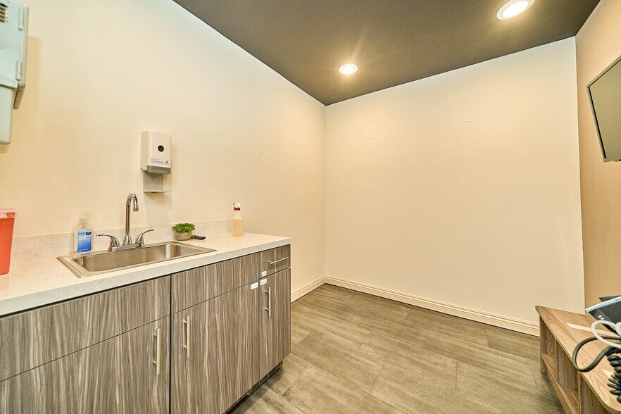 More Photos Of 852 S Robertson Blvd, Los Angeles Medical For Lease