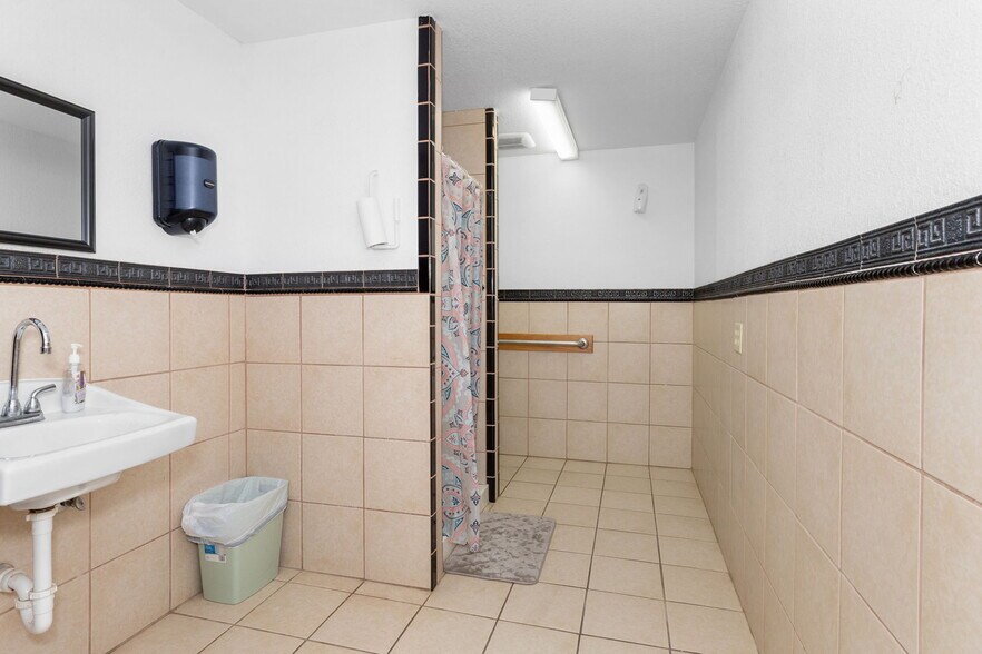 More Photos Of 169 Carol Dr, Pollok Flex For Sale