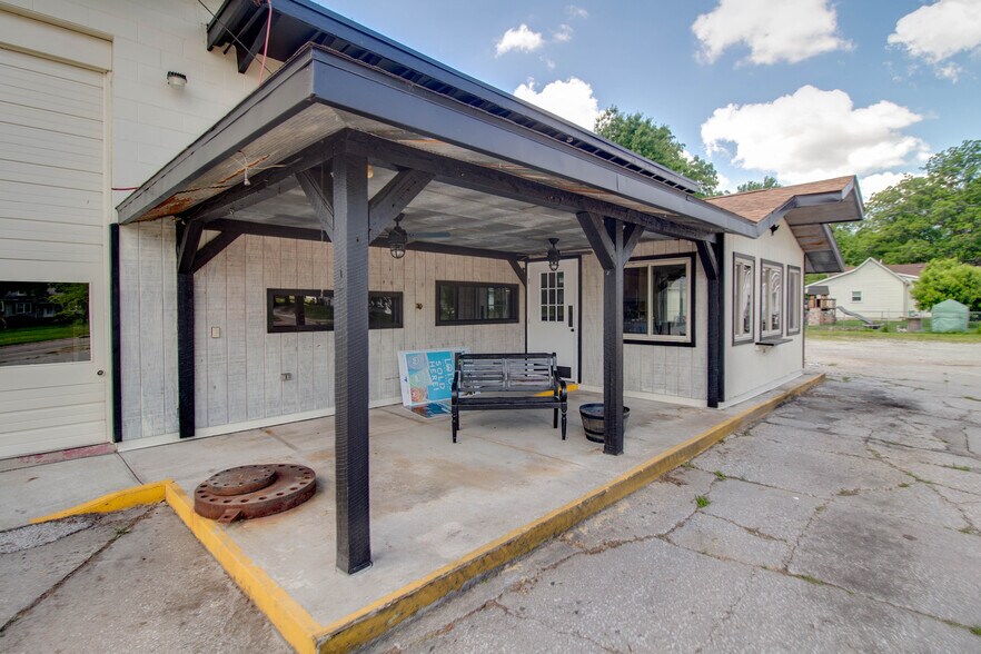 More Photos Of 406 W Carpenter St, Jerseyville Flex For Sale