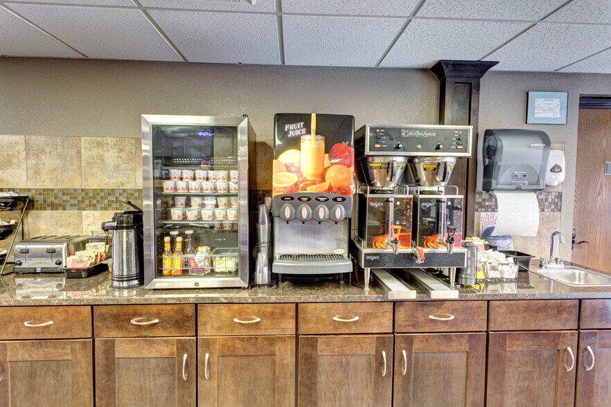 More Photos Of 3257 Shepherd of the Hills Expy, Branson Hotel For Sale