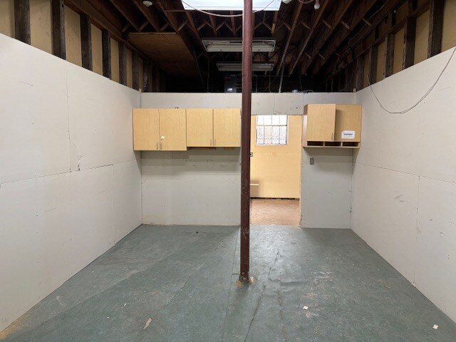 More Photos Of 12 Pease Ave, Middletown Showroom For Lease