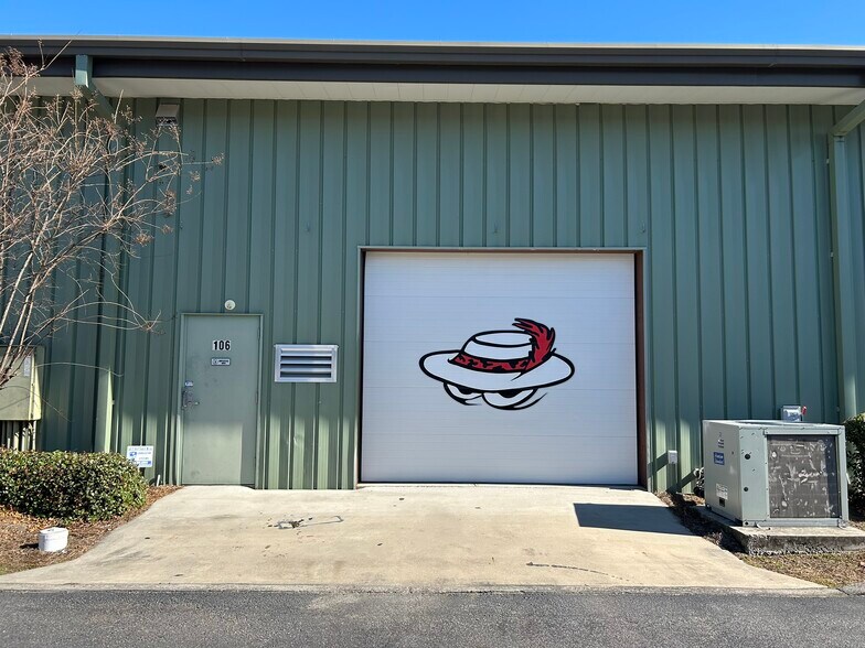 More Photos Of 547 Long Point Rd, Mount Pleasant Flex For Lease
