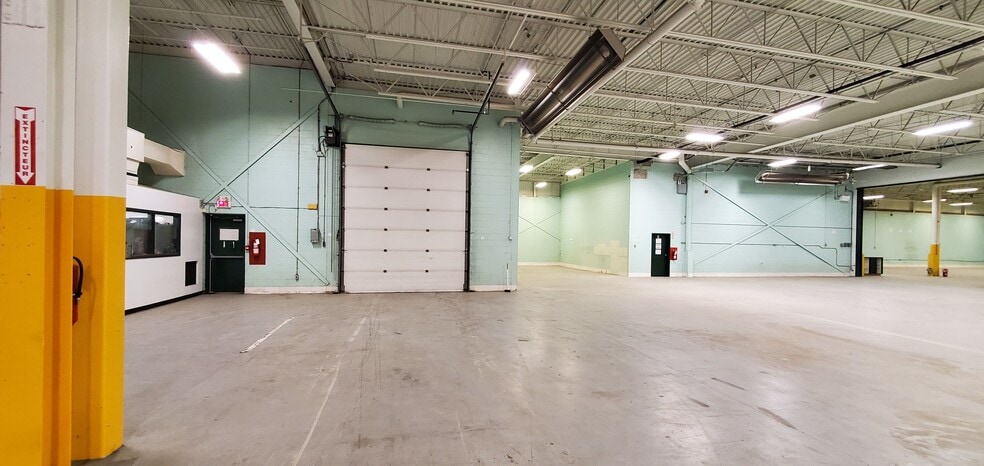 More Photos Of 2695 Av Dollard, Montréal Warehouse For Sale