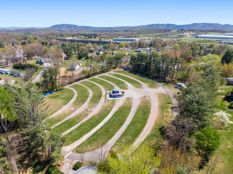 More Photos Of 275 Starlight Dr, Christiansburg Theater Concert Hall For Sale