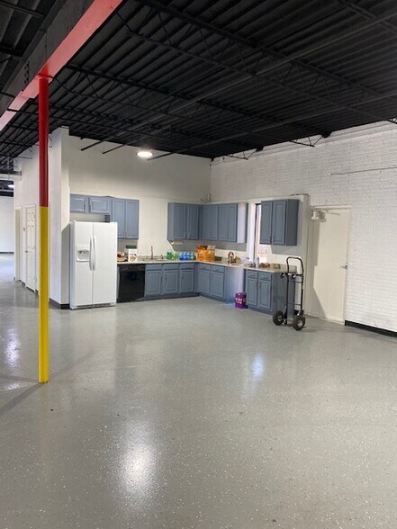 More Photos Of 11061 Shady Trl, Dallas Showroom For Lease