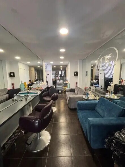More Photos Of 29 Rue De L'Arcade, Paris Flex For Lease
