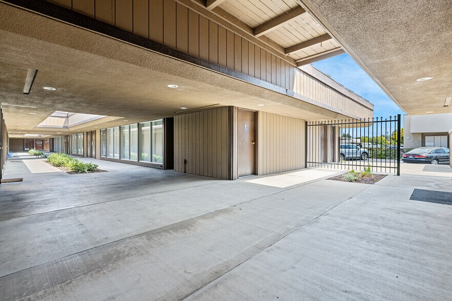 More Photos Of 1629 Pollasky Ave, Clovis Office For Sale