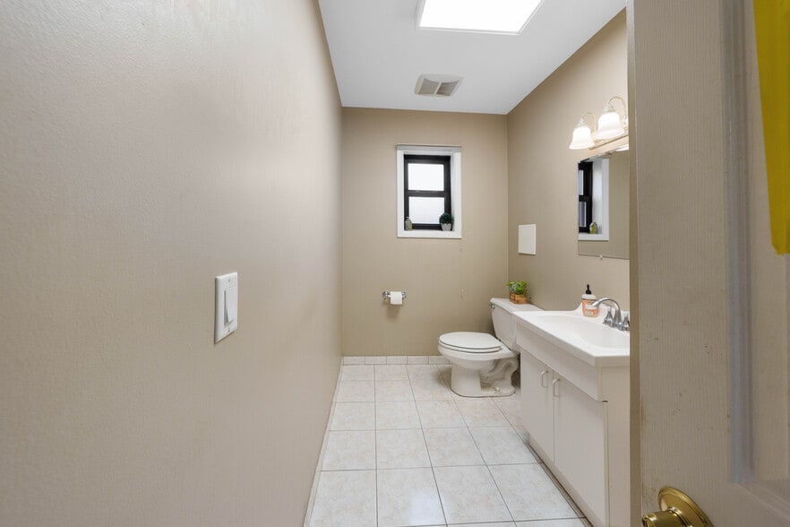 More Photos Of 277 W Clay Ave, Roselle Park Office For Sale
