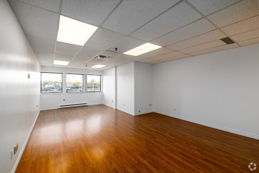 More Photos Of 90 Rue Morgan, Baie-d'Urfé General Retail For Lease